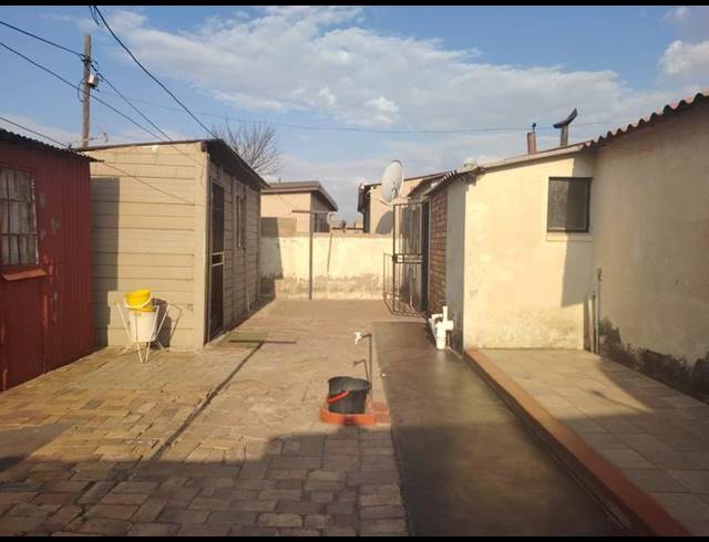 2 BEDROOM HOUSE FOR SALE IN TSAKANE